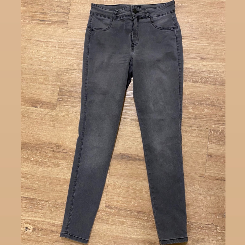 FIT JEANS is the brand. Color: Grey. Size: Medium (27.5-29.5 inch waist)